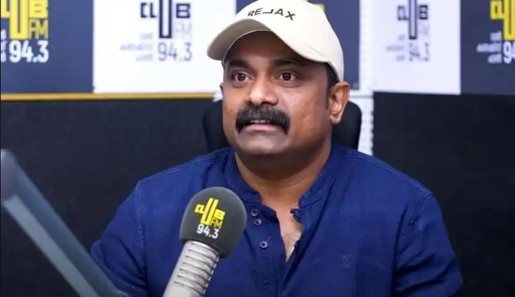 "തലയില്‍ വിഗ്ഗ് വെച്ചിരിക്കുകയാണ്.. ഒരു കൈ കാലിലും ഒരു കൈ വിഗ്ഗിലും പിടിച്ചാണ് ഞാനിരിക്കുന്നത്... തലയിലിരിക്കുന്ന സാധനം എങ്ങാനും പറന്ന് പോയാല്‍ തപ്പി എടുക്കാന്‍ പറ്റുവോ..."