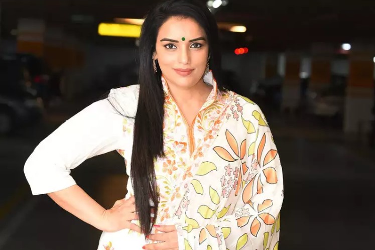 "മോഹൻലാൽ കല്യാണാലോചനയുമായി വന്നിരുന്നു എന്ന വാർത്ത തീർത്തും അടിസ്ഥാനരഹിതം..അപകീർത്തിപരമായ ക്ലിക്ക് ബൈറ്റ് യെല്ലോ ജേണലിസം കണ്ട് മതിയായി";പ്രതികരിച്ച് ശ്വേത മേനോൻ